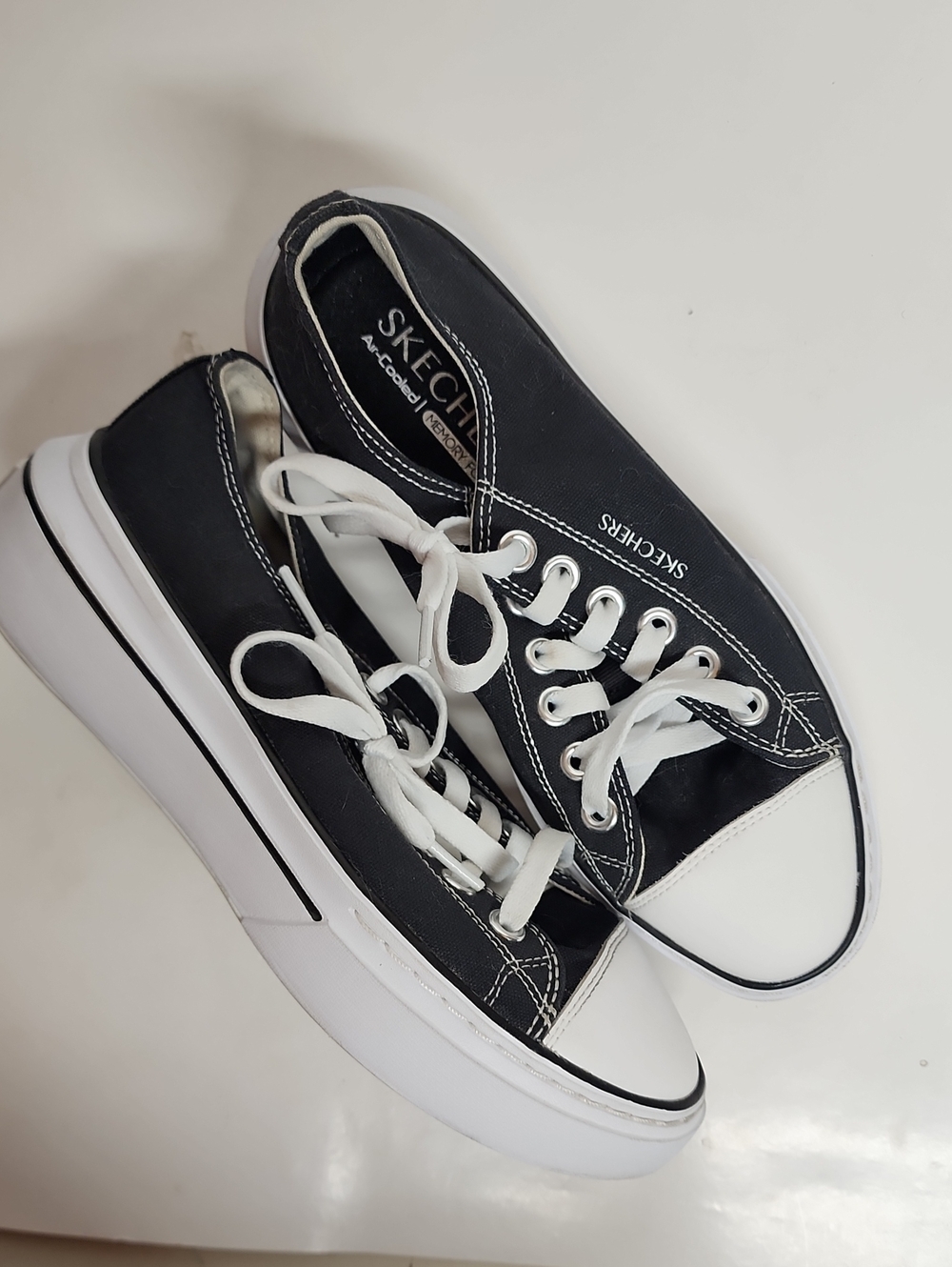 Skechers Size 7 Black & White Platform Lace-Up Comfortable Trendy Sneakers